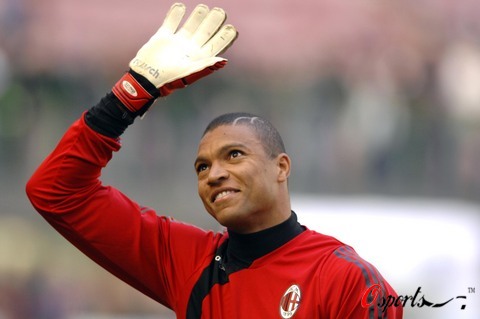 欧文突破防线送出关键助攻