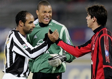 记者：邵佳一探班U22国足训练，与主帅安东尼奥相谈甚欢