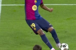 小伙高尔夫模拟器前打高尔夫，结果一杆打到消防喷淋头