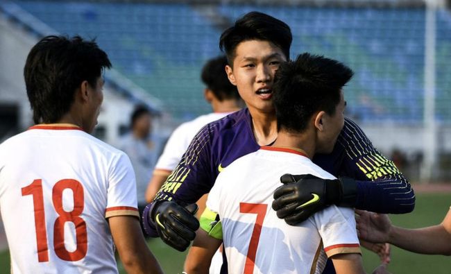 小孔塞桑被换下情绪激动不是因为斯帕莱蒂，是因摄影师险些绊倒他