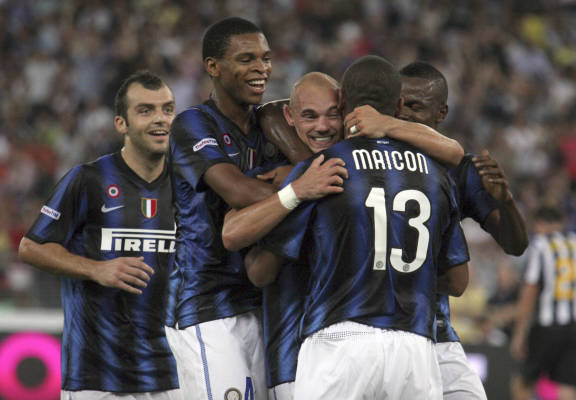 马格德堡球员庆祝进球，不幸跌入2.7米深的沟中但安全逃出