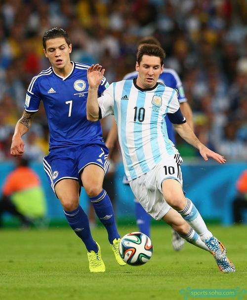 大乌龙！勇士队记：库里是左腿遭遇股四头肌挫伤，而不是右腿