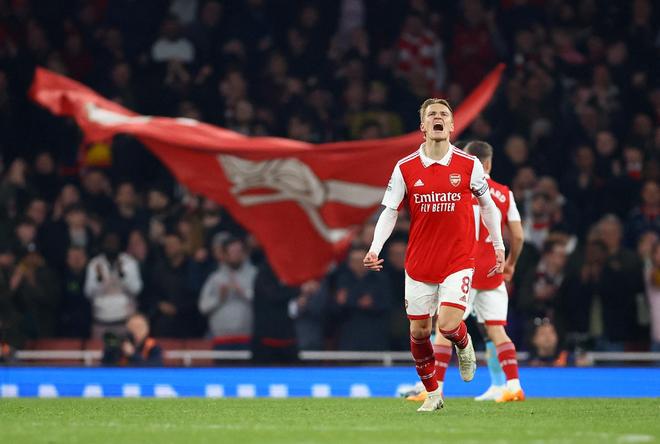 白衣下边是红衣，香港行期间一阿森纳球迷卧底在热刺球迷看台