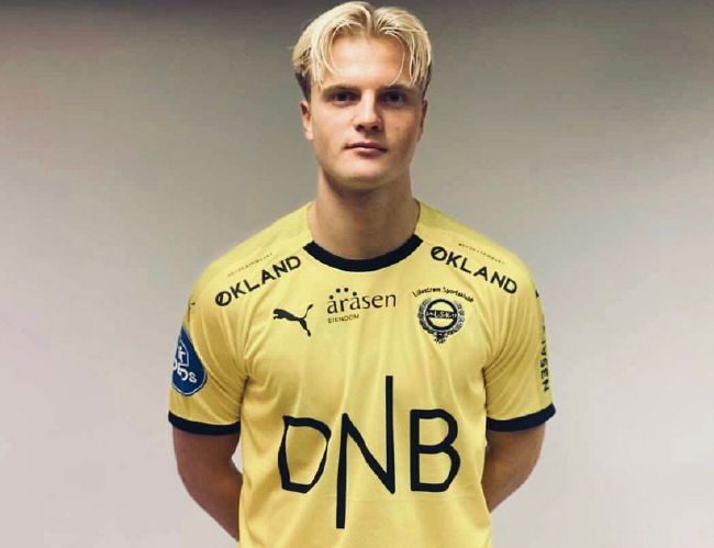 足球国足球迷自发制作横幅，为球队打气